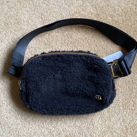 Lululemon Everywhere Belt Bag black fleece gold hardware luxe nwt waist pack - Picture 2 of 10